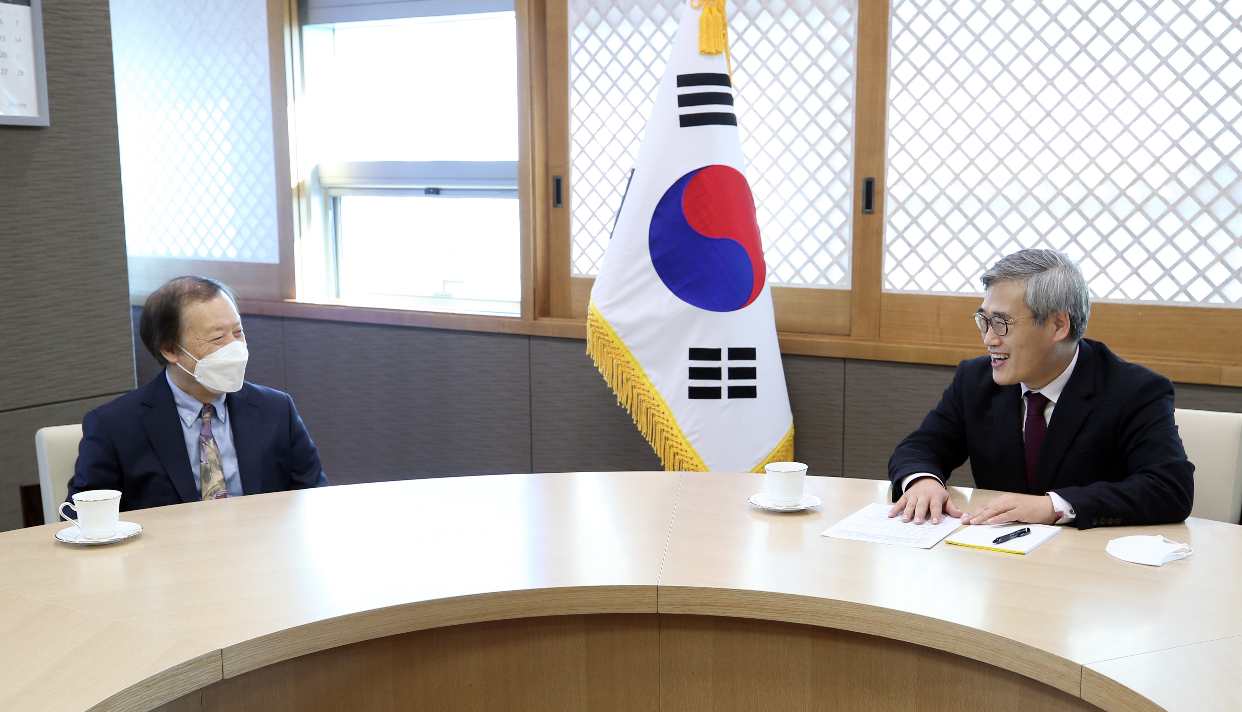 SUNY Korea President Arthur H. Lee Meets Incheon Free Economic Zone (IFEZ) Commissioner Kim Jin Yong image